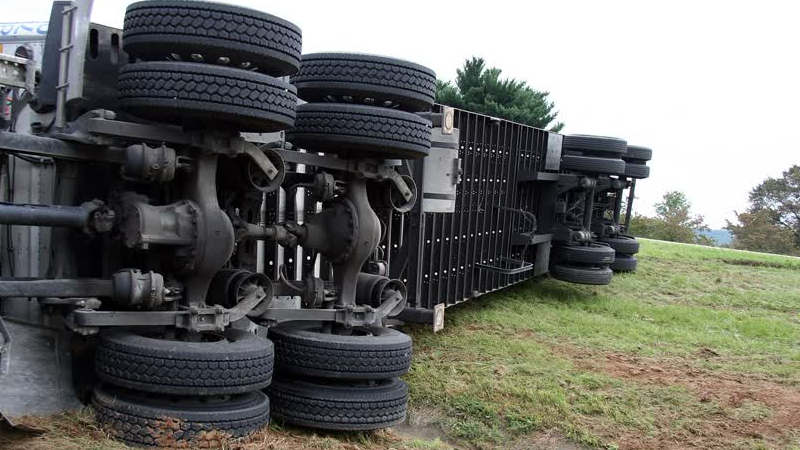 Vrachtwagen kantelt op rotonde in Horst: vloeibare mest gelekt