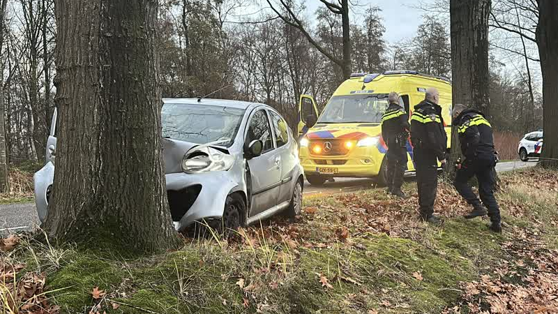 Auto botst tegen boom in Griendtsveen: bestuurder naar ziekenhuis