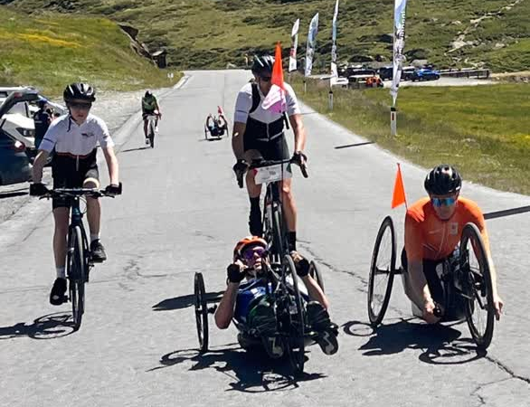 Tijs Hesen als eerste over de finish HandbikeBattle in Oostenrijk
