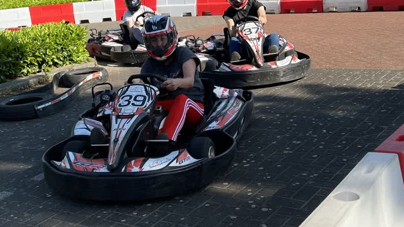 Melderslo transformeert kerkplein naar outdoor kartbaan