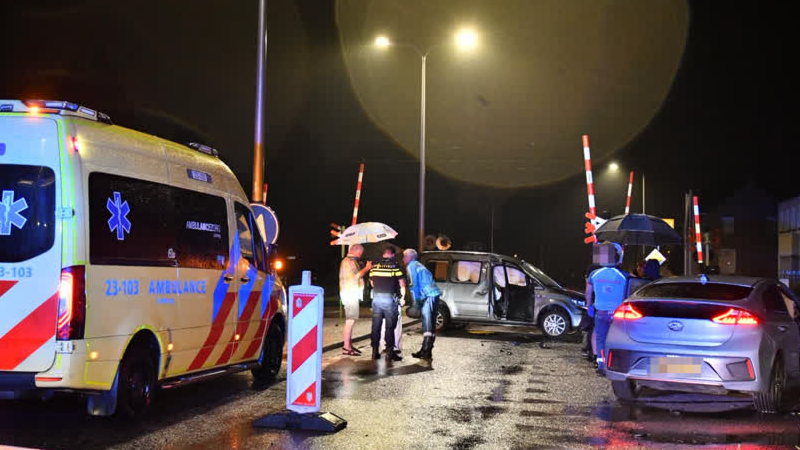 Auto's zwaar beschadigd na ongeluk op de Stationsstraat