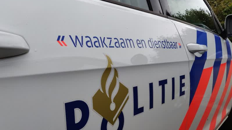 Auto vliegt over de kop tegen geluidswal A73