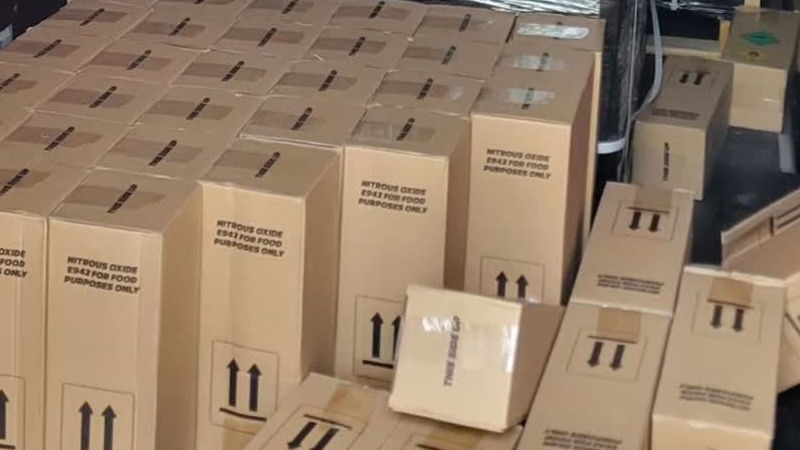 Ruim 200 flessen lachgas in busje: bestuurder opgepakt