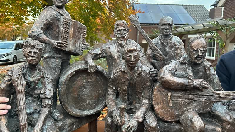 Kunstwerk voor jubilerend Rowwen Hèze onthuld in America