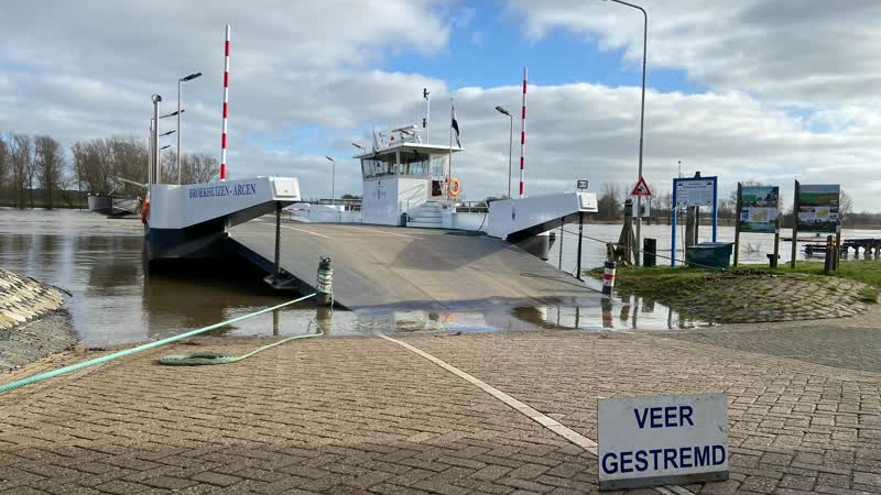 Veerdiensten uit de vaart vanwege hoge waterstanden