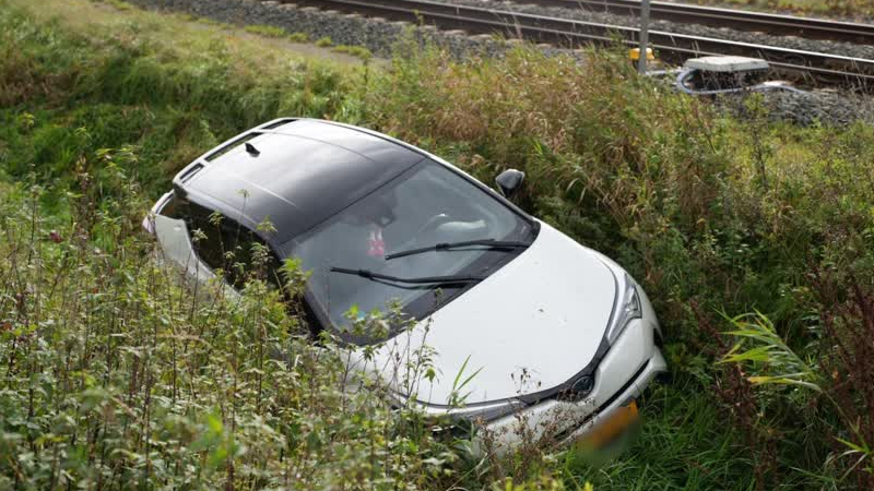 Auto belandt in sloot vlak bij spoorwegovergang in Hegelsom