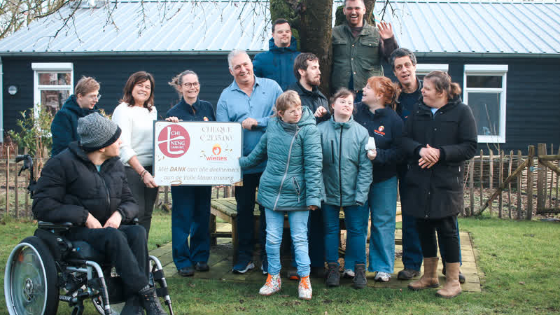 Donatie voor zorgboerderij Wienes in Hegelsom