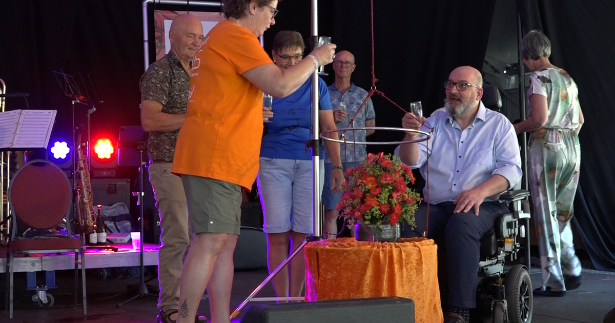 ALS-roos gedoopt tijdens Rozenfeest: 'Ook nog in de kleuren van de stichting'