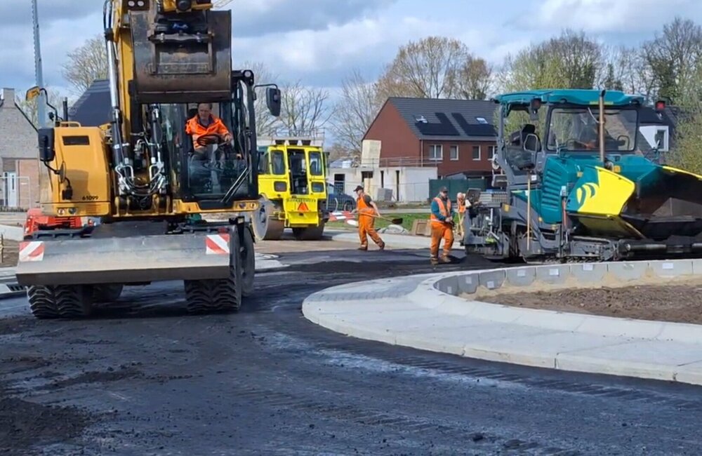 Asfalteren nieuwe rotonde Westsingel Horst.jpg