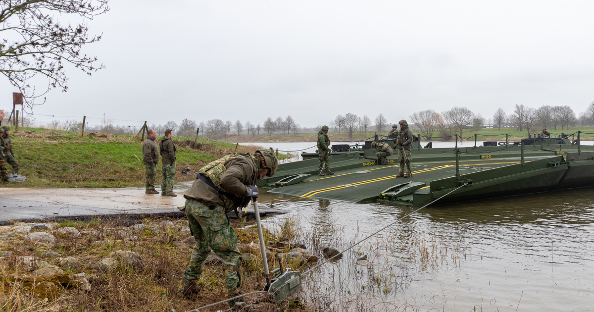 Militaire oefening in de Maas bij Grubbenvorst: 'Zoiets zie je toch maar zelden'
