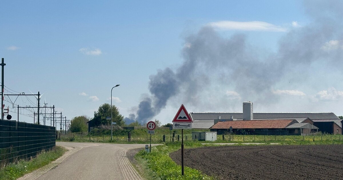 Zwarte rookwolken van brand in Blerick ook vanuit station Horst-Sevenum te zien