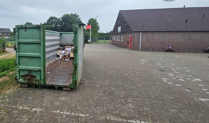 Container voor oud papier in America na afgelaste inzameling