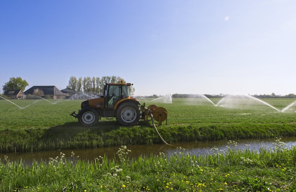 Beregenen, tractor, boer, veld, droogte.jpg