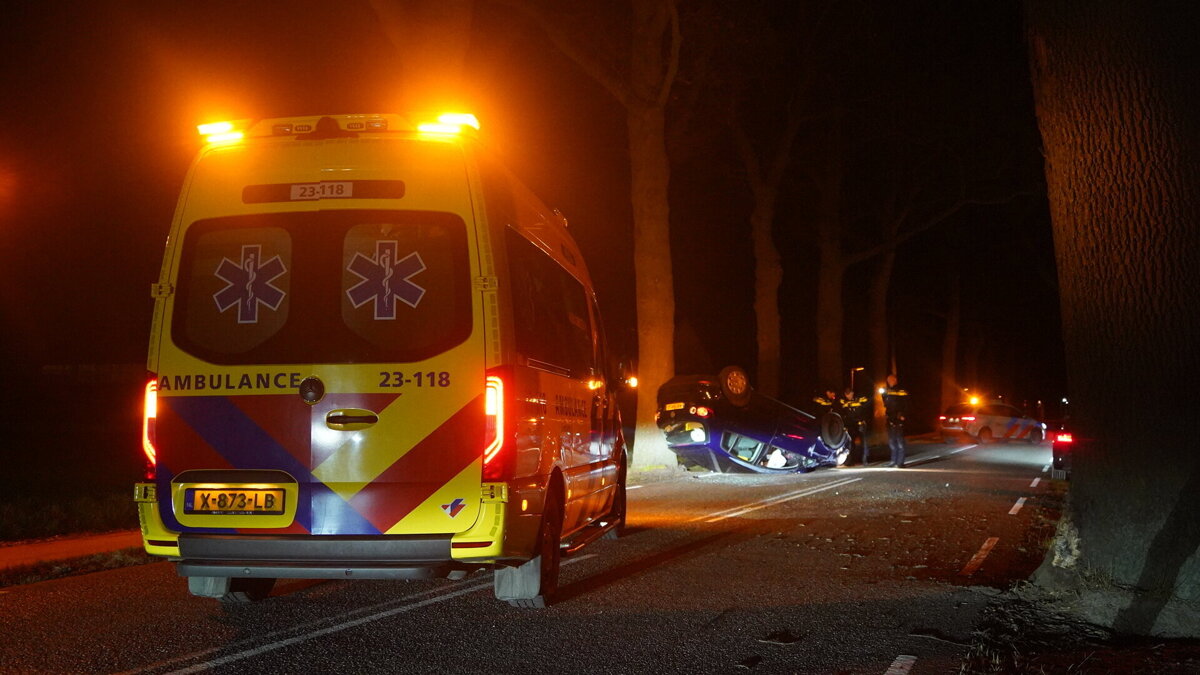 08-02-2026 Auto op de kop Tienrayseweg foto 2.jpeg