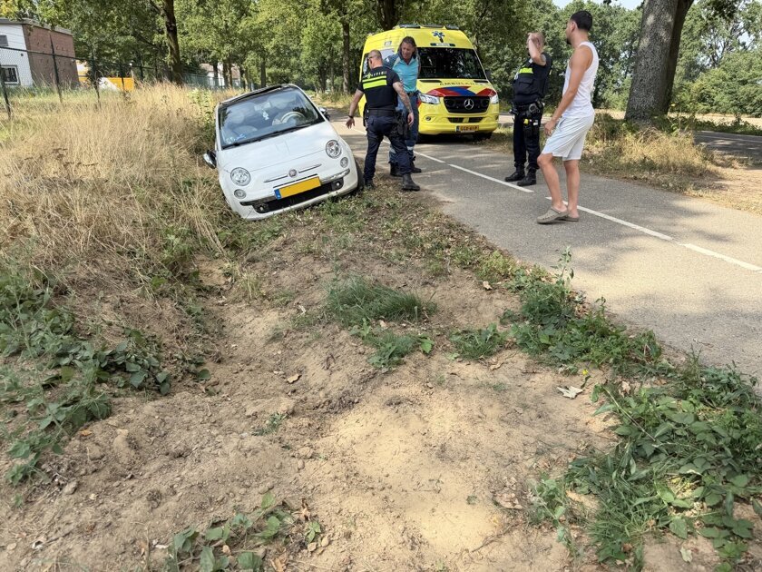 Auto op zijn kop in Lottum