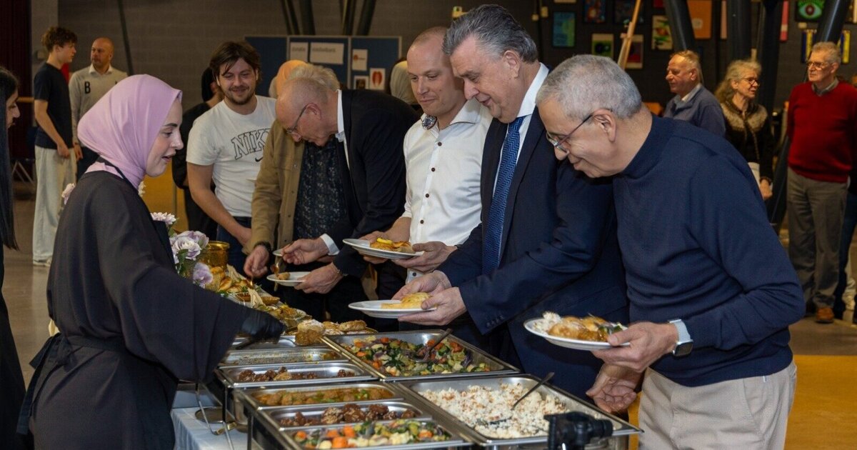 Gouverneur Emile Roemer bezoekt buurtiftar Dendron College