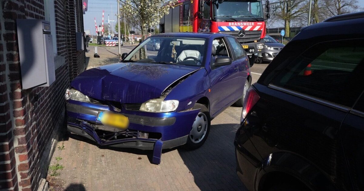Veel schade bij kettingbotsing met vier auto’s in Hegelsom