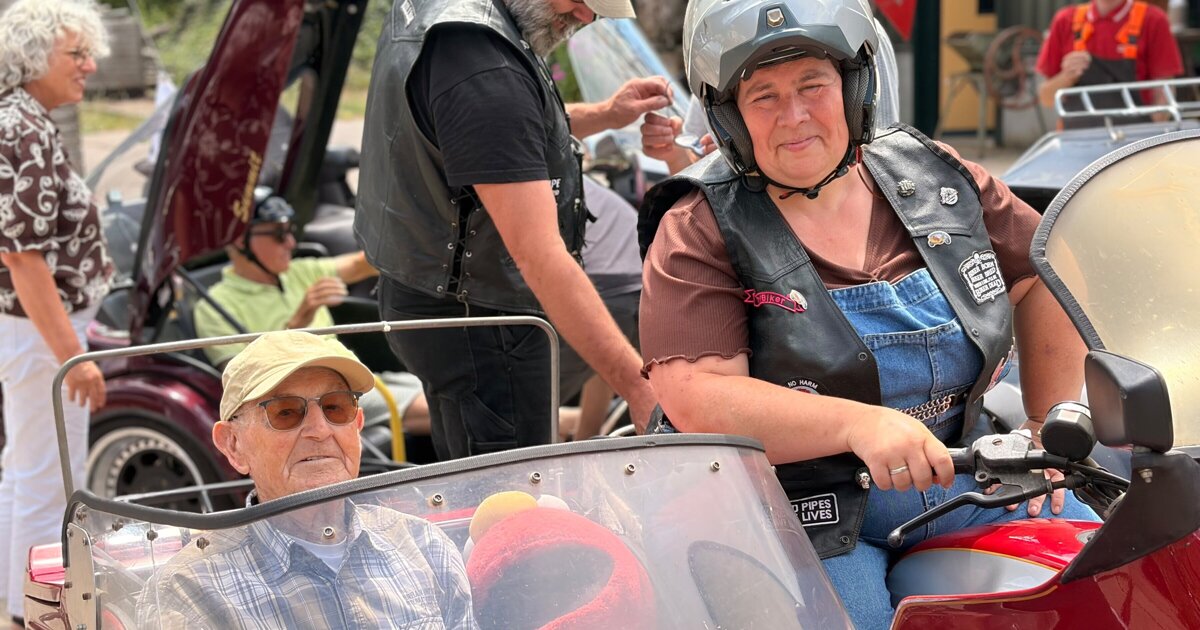 Een speciaal ritje in bijzondere voertuigen voor ouderen bij zorgboerderij in Sevenum