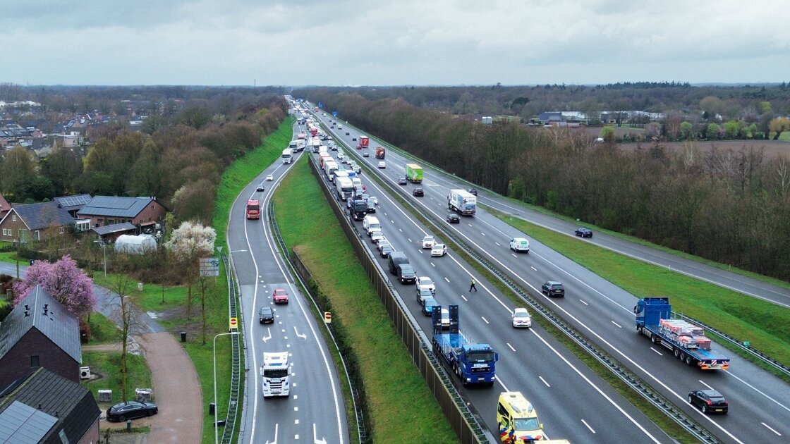 Ongeval tussen vrachtwagen en auto op A73 bij Horst, weg tijdelijk afgesloten