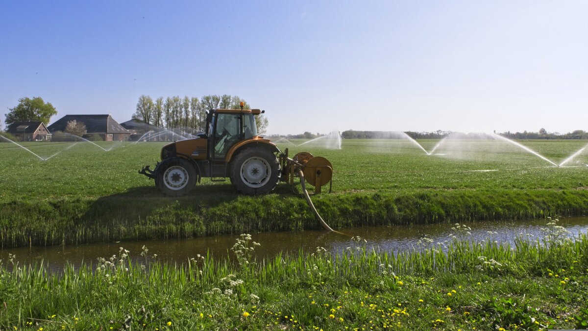 Beregenen, tractor, boer, veld, droogte.jpg