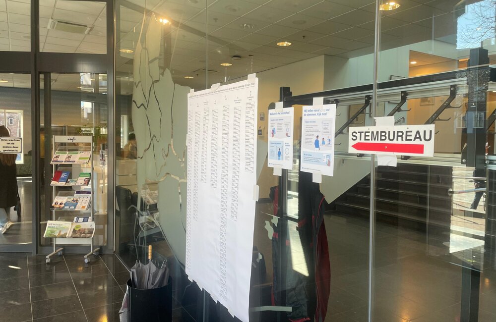 stemmen bij gemeentehuis.jpeg