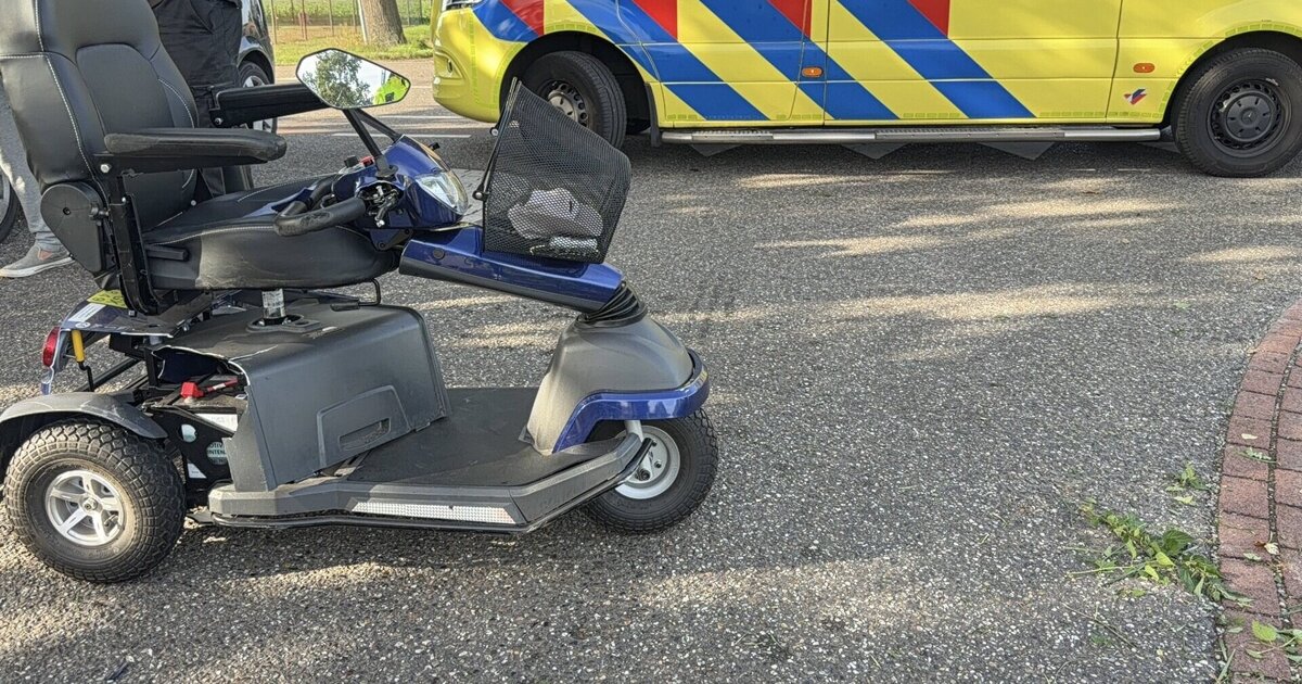 Man gewond na botsing tussen scootmobiel en auto in Meterik