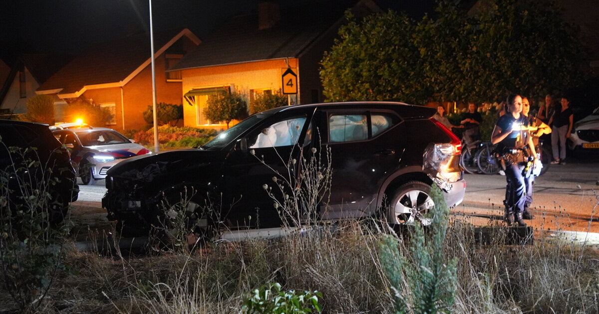 Automobilist ramt lantaarnpaal omver in Sevenum