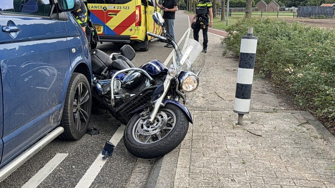 Motorrijder valt en komt tegen bestelbus in Meerlo