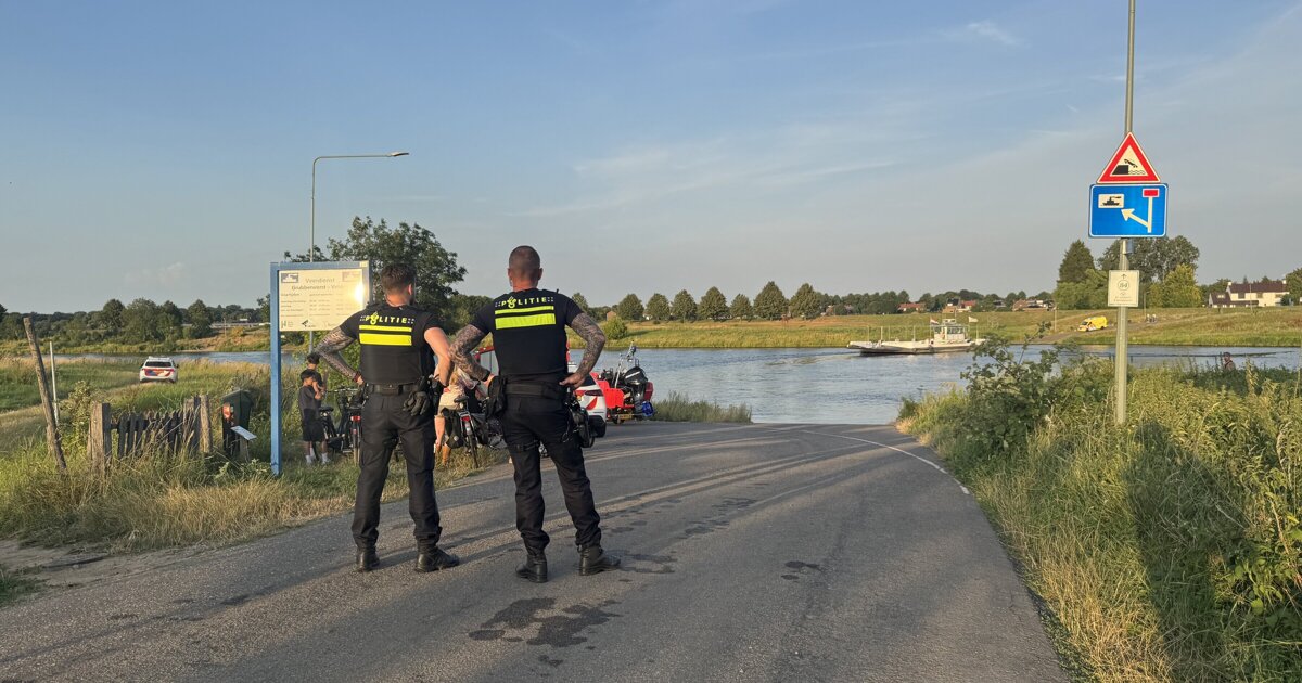 Persoon te water bij veerpont Grubbenvorst