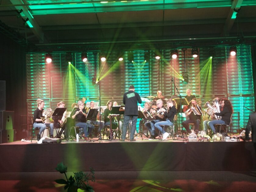 Zomeravondborrelconcert van MVT Tienray naar de Zaal