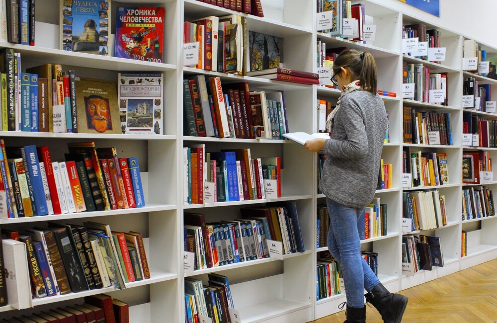 Bibliotheek boek pakken
