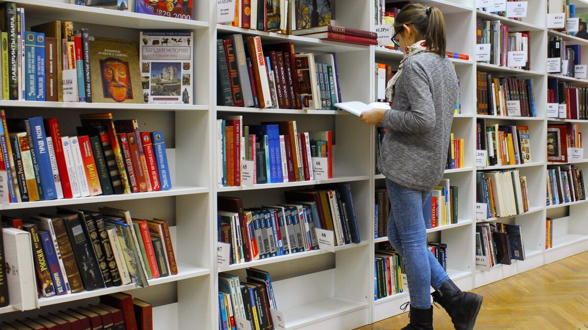 Bibliotheek boek pakken