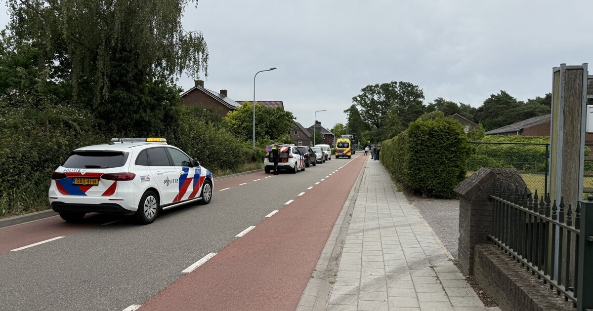 Fietser hard ten val na botsing met geparkeerd bestelbusje