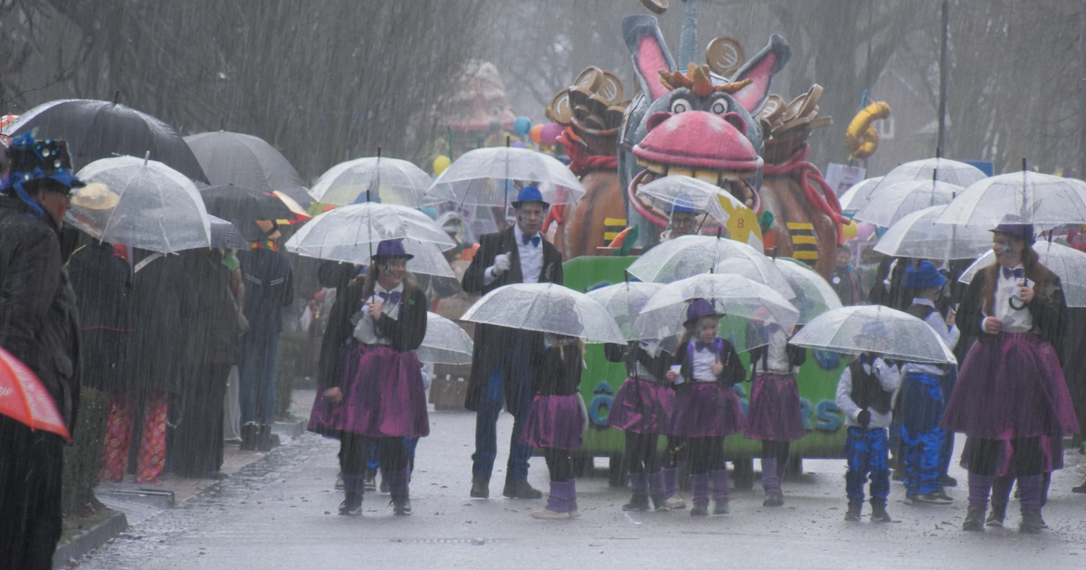Terugkijken: regenachtige carnavalsoptocht van Sevenum