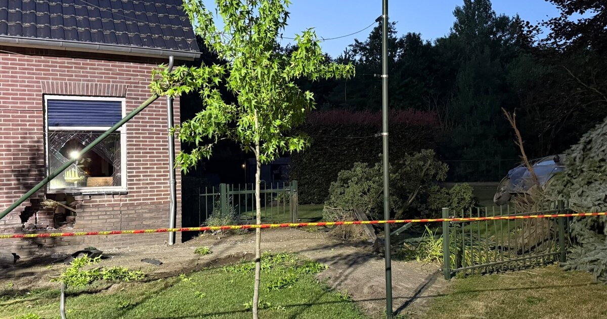 Auto ramt woning in Lottum, bestuurder meegenomen door politie