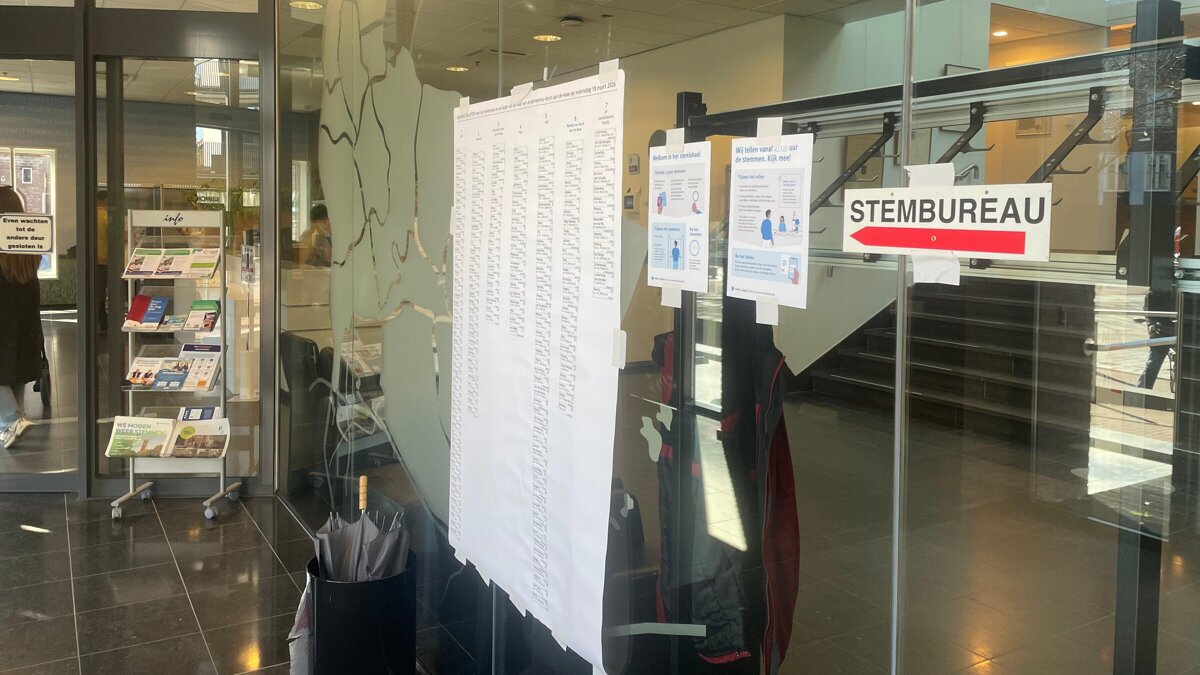 stemmen bij gemeentehuis.jpeg