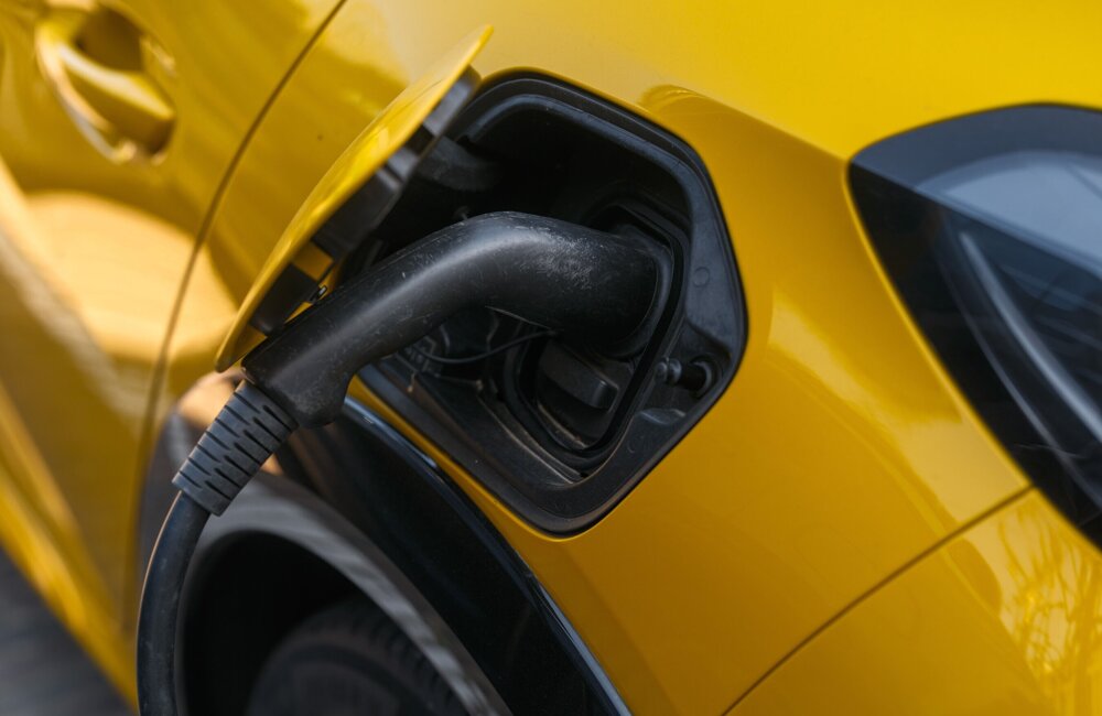 Laadpaal gele auto