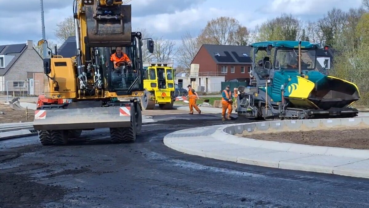 Asfalteren nieuwe rotonde Westsingel Horst.jpg