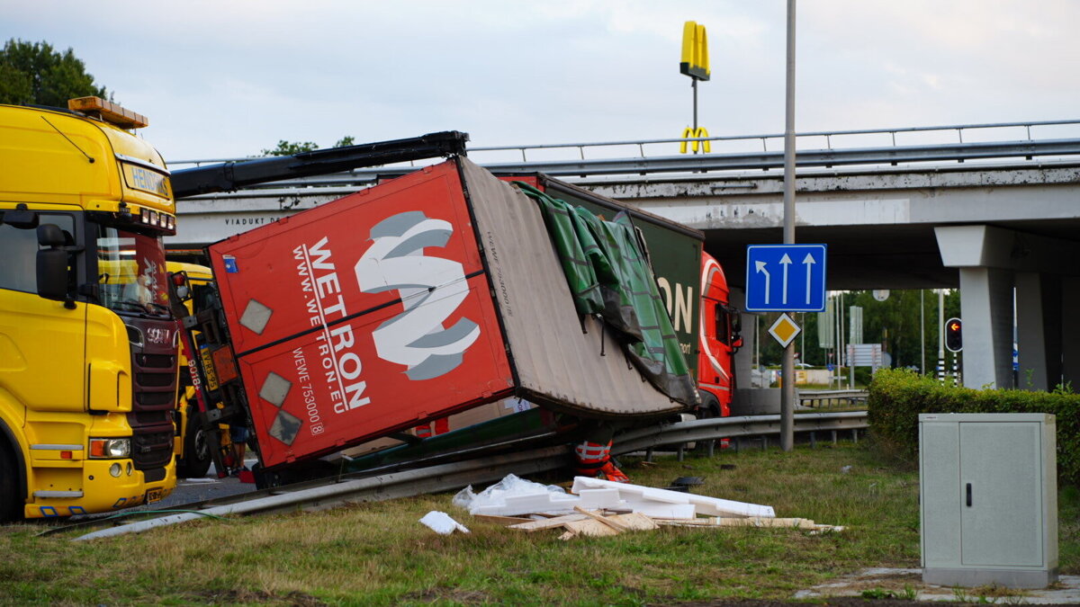 20260901-vrachtwagen kantelt