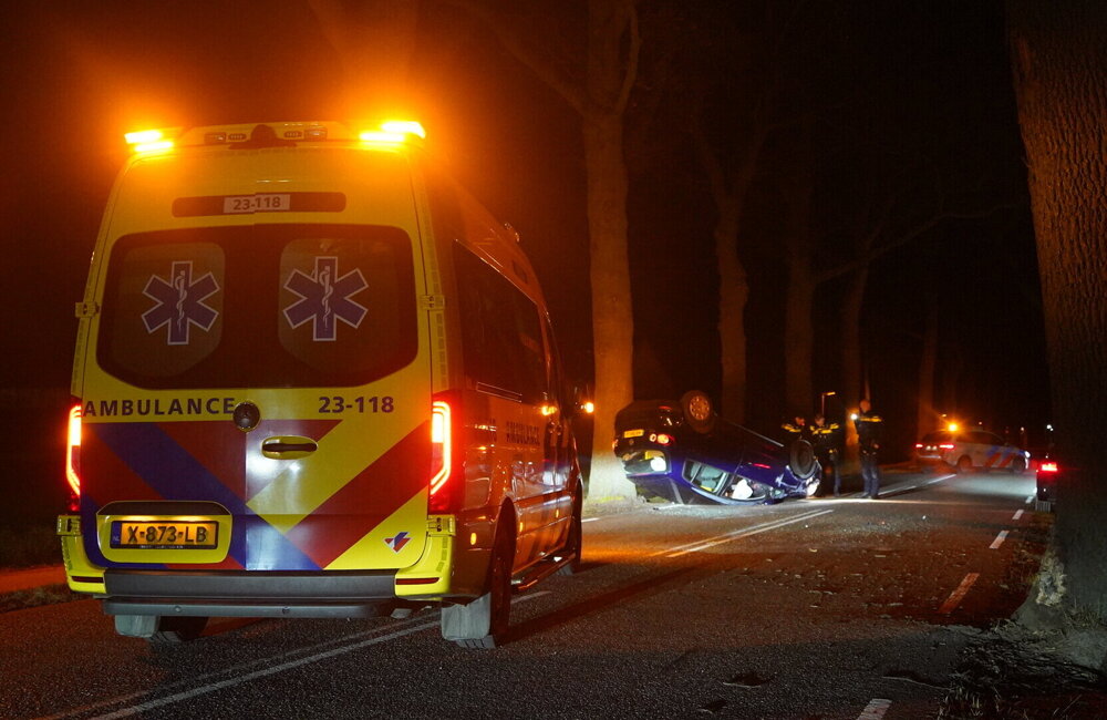 08-02-2026 Auto op de kop Tienrayseweg foto 2.jpeg