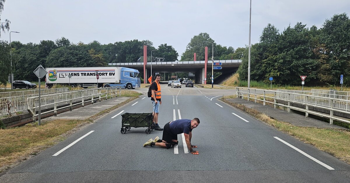 Geert uit Horst kruipt (!) vijf kilometer dwars door dorp en weilanden: 'Gezegd is gezegd'