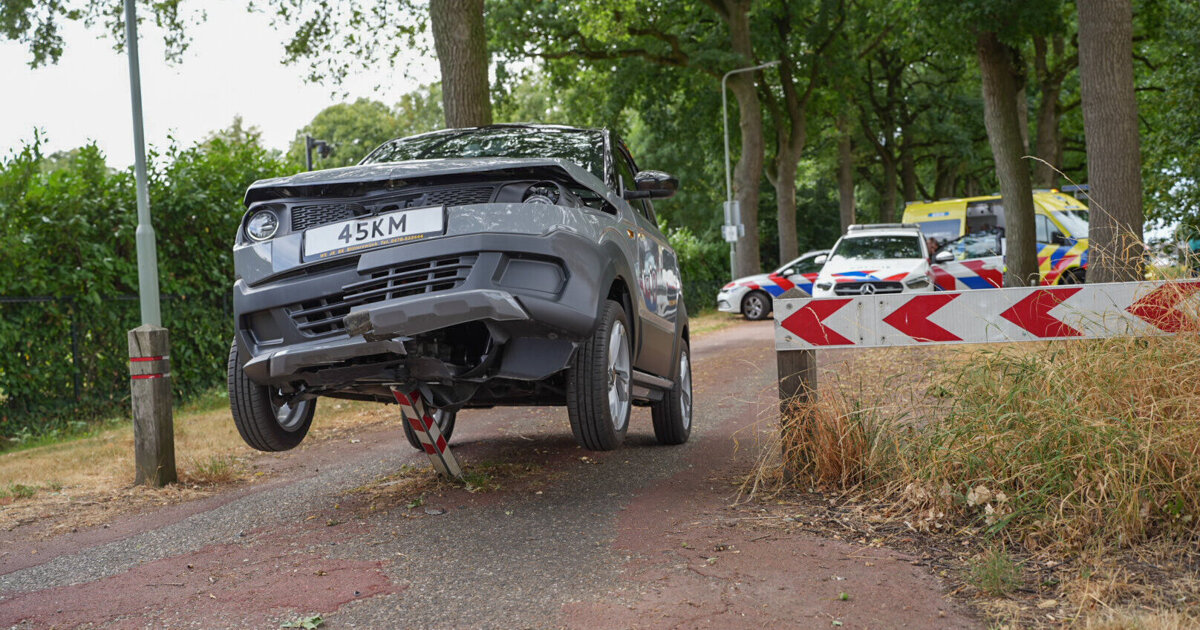 Brommobiel komt na aanrijding met paaltje van de grond in Meterik