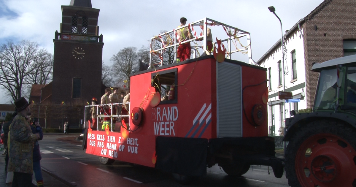 Terugkijken: Optocht Tienray 2026 met vaak brand en vuurwerk als onderwerp