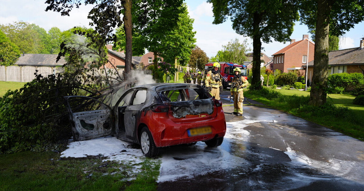 Auto brandt uit na botsing tegen boom in Kronenberg