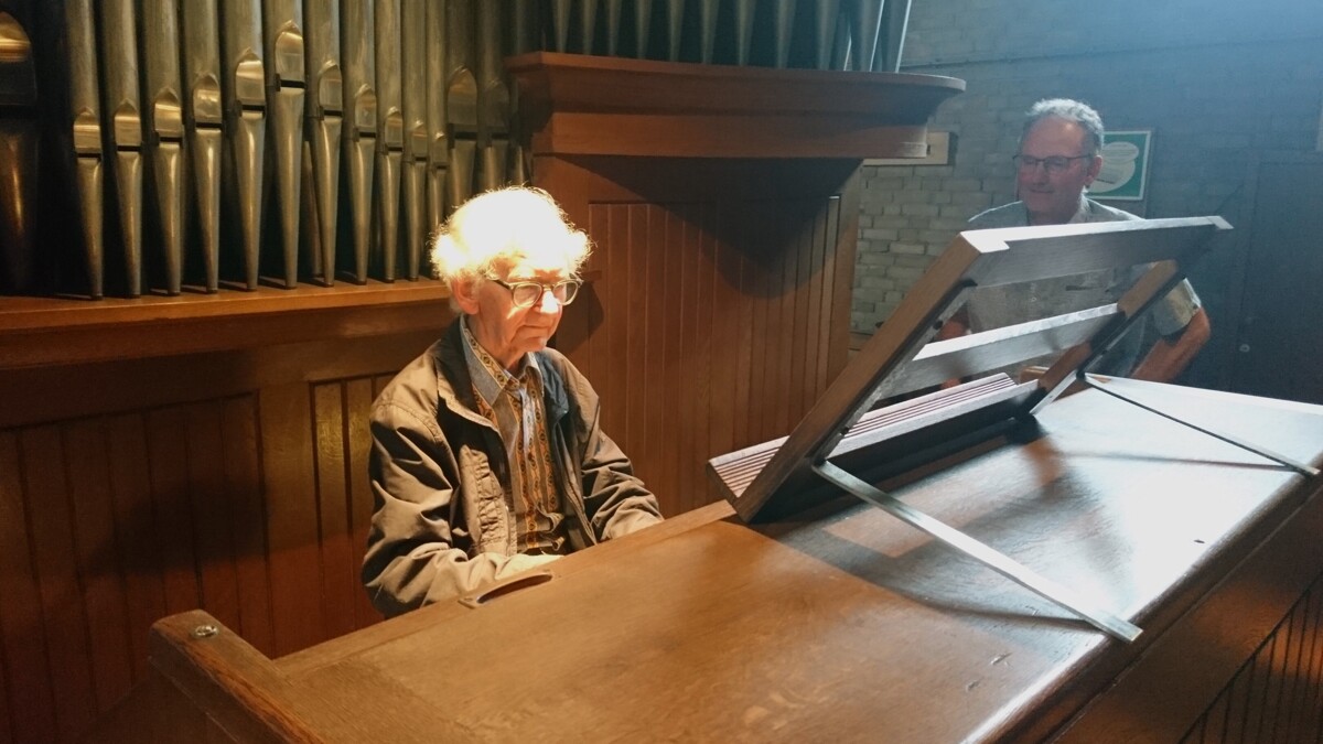 2608 organist 03