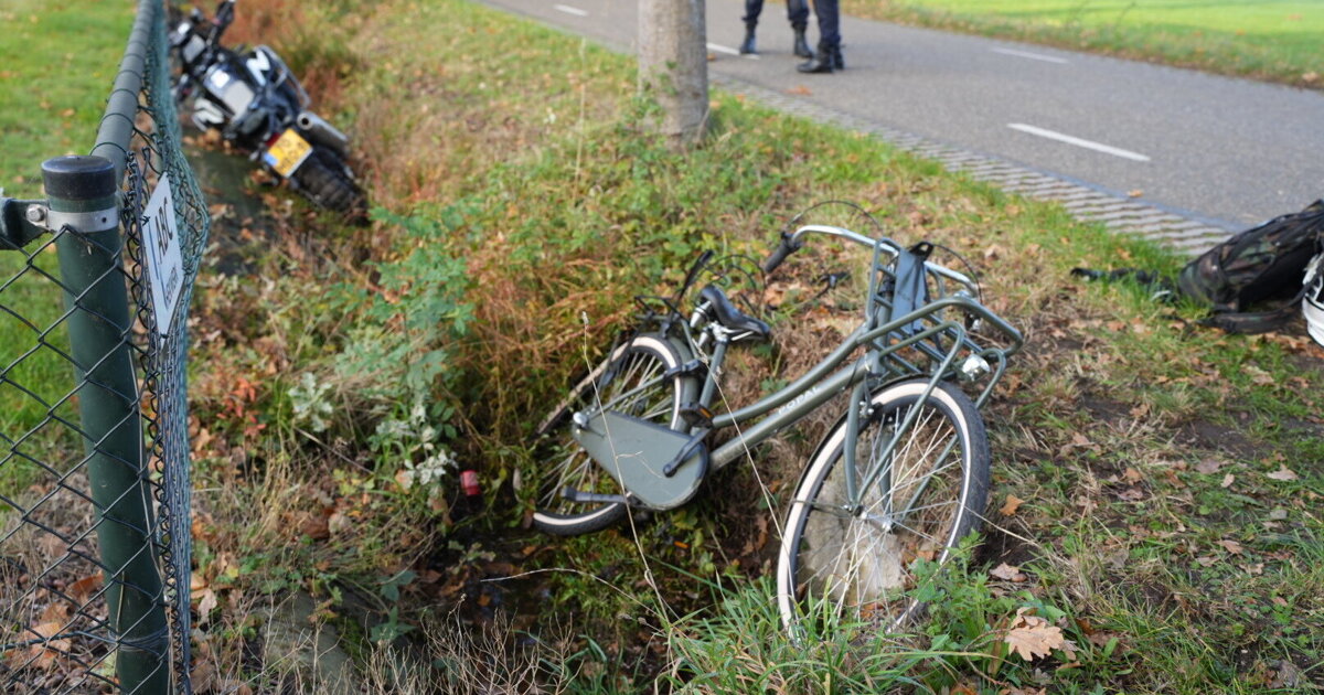 Fietser en motorrijder beiden in de sloot na ongeluk in America