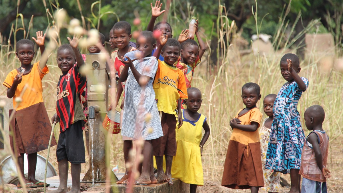 Kinderen bij put.JPG