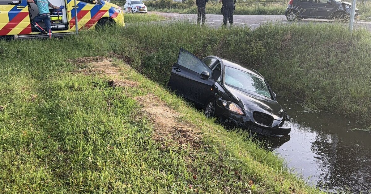 Auto te water in Meterik, inzittenden zelfstandig op het droge