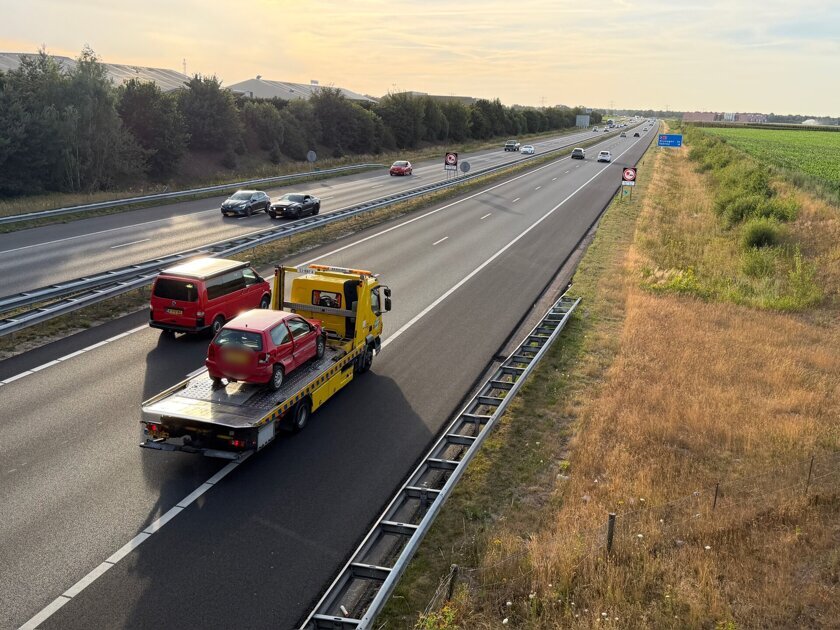 Auto tegen vangrail op A73 bij Grubbenvorst