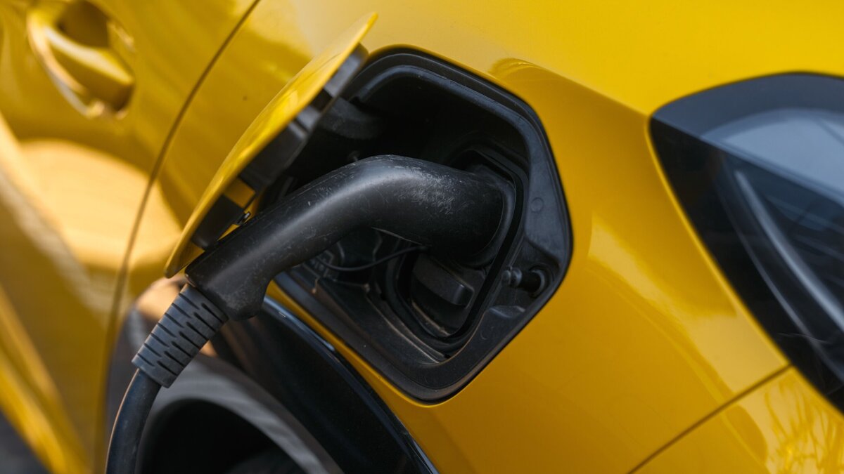 Laadpaal gele auto